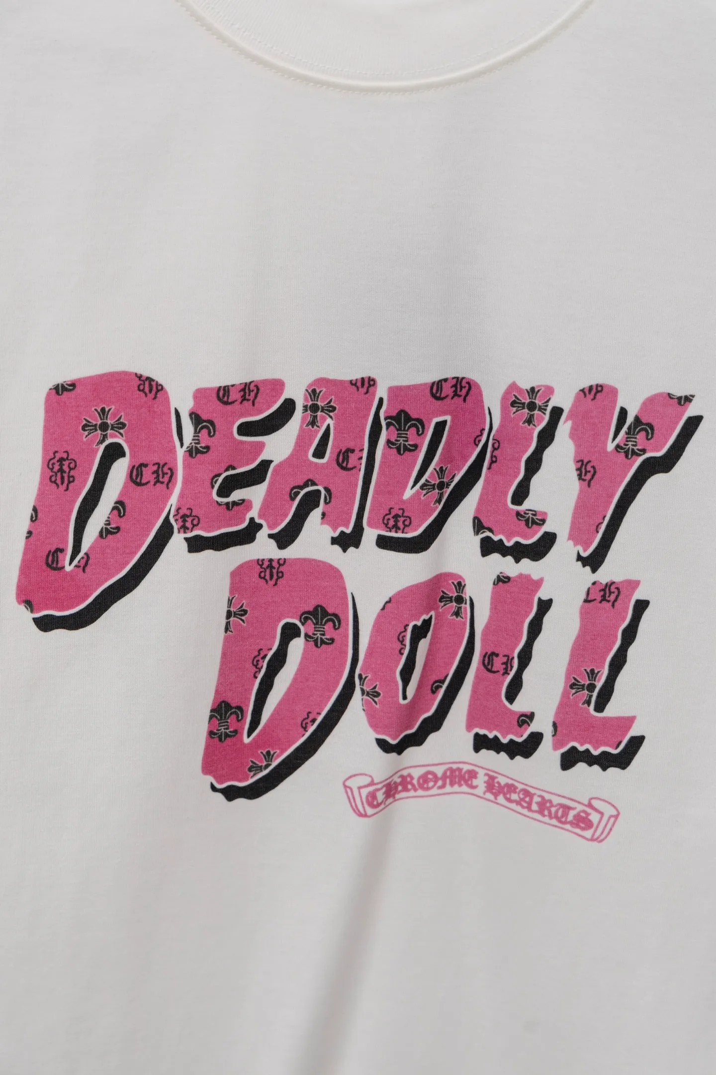 P210 model number/F040 Chrome Hearts double-sided logo jacquard round neck half-sleeved T-shirt. Pink cross Sanskrit letters "Deadly Doll" pattern logo on the front. Customized fabric. Double-sided digital direct printing. Weight 280g. Loose fit. A piece that Chrome Hearts loves very much. Very suitable for summer color matching. Same style for men and women. Fabric: 280g. Version: OS version. Color: white.